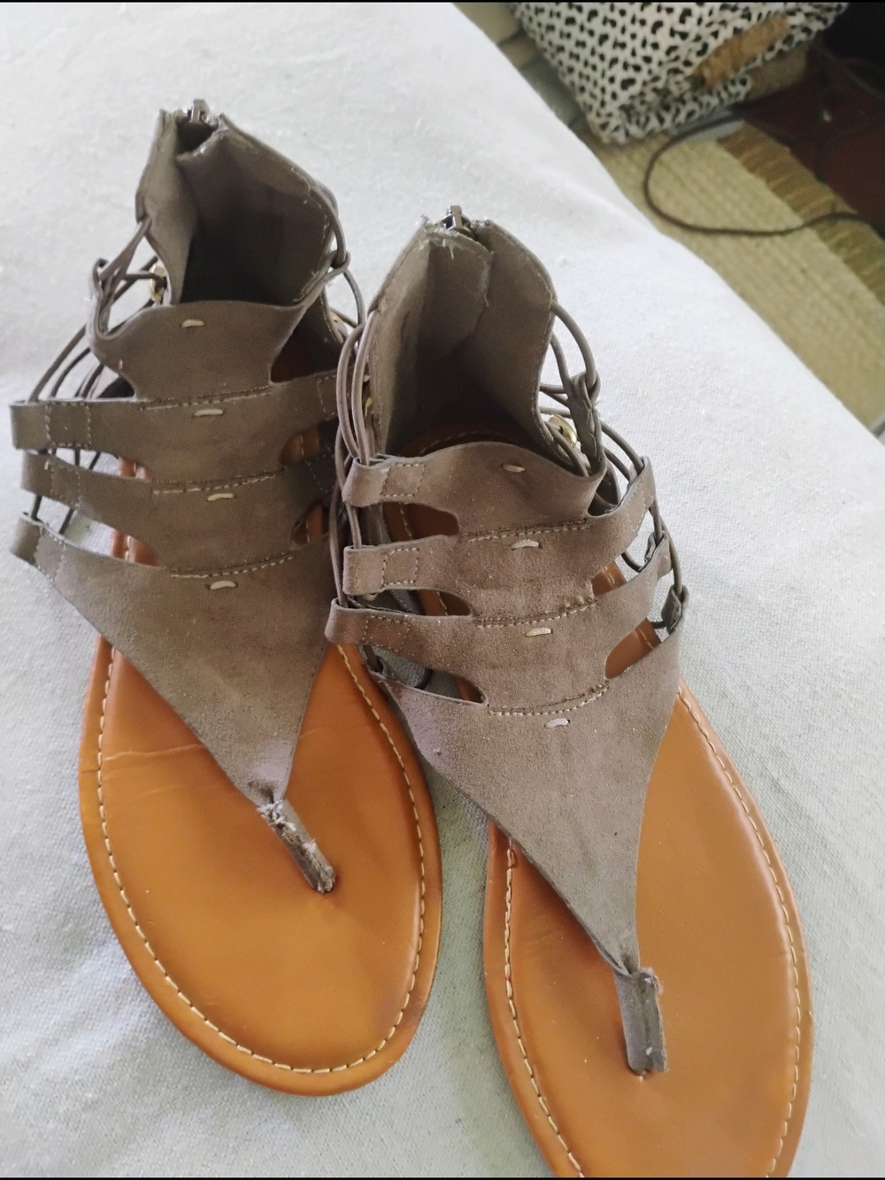 Rouge! Taupe Faux Suede Strappy Thong Sandals size 9